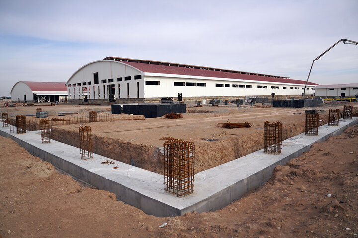 بازدید فتاح از اولین محصول تولیدی کارخانه نساجی چادر مشکی قم