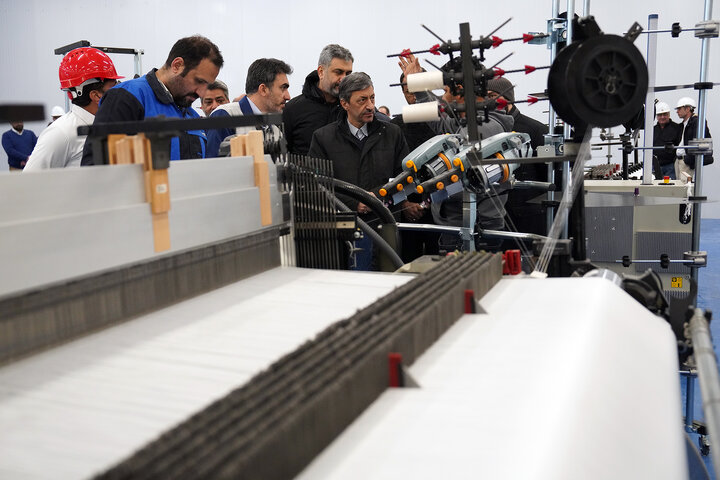 بازدید فتاح از اولین محصول تولیدی کارخانه نساجی چادر مشکی قم