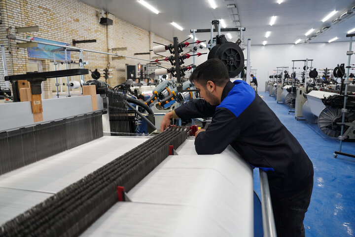 بازدید فتاح از اولین محصول تولیدی کارخانه نساجی چادر مشکی قم