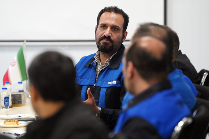 بازدید فتاح از اولین محصول تولیدی کارخانه نساجی چادر مشکی قم