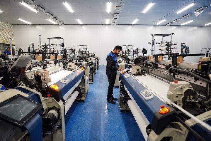 بازدید فتاح از اولین محصول تولیدی کارخانه نساجی چادر مشکی قم