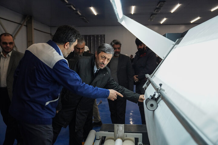 بازدید فتاح از اولین محصول تولیدی کارخانه نساجی چادر مشکی قم