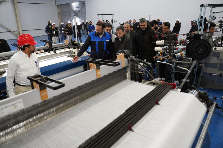 بازدید فتاح از اولین محصول تولیدی کارخانه نساجی چادر مشکی قم
