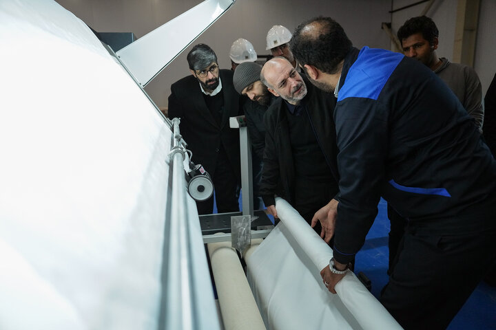 بازدید فتاح از اولین محصول تولیدی کارخانه نساجی چادر مشکی قم