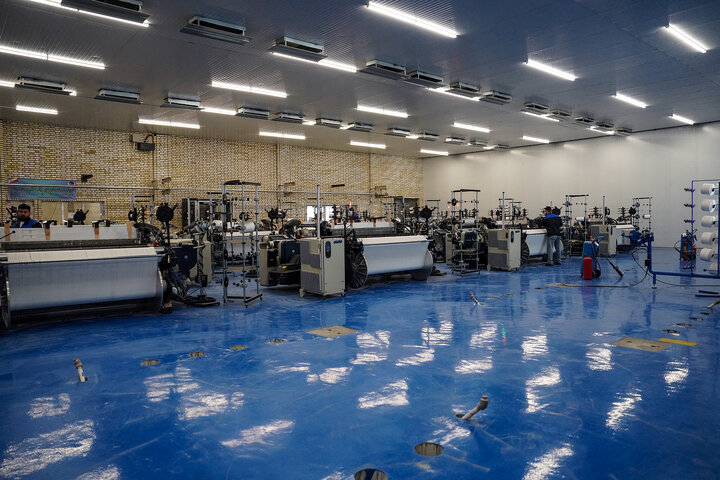 بازدید فتاح از اولین محصول تولیدی کارخانه نساجی چادر مشکی قم