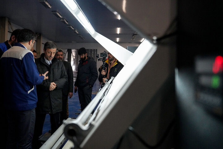 بازدید فتاح از اولین محصول تولیدی کارخانه نساجی چادر مشکی قم