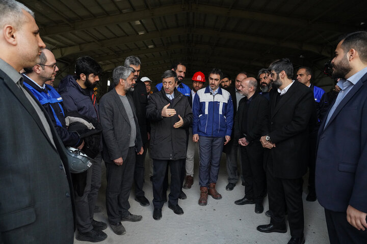 بازدید فتاح از اولین محصول تولیدی کارخانه نساجی چادر مشکی قم