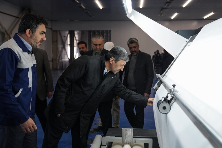 بازدید فتاح از اولین محصول تولیدی کارخانه نساجی چادر مشکی قم