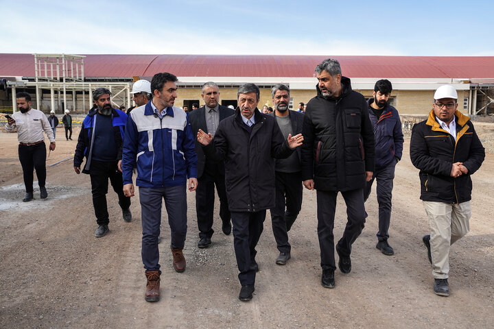 بازدید فتاح از اولین محصول تولیدی کارخانه نساجی چادر مشکی قم