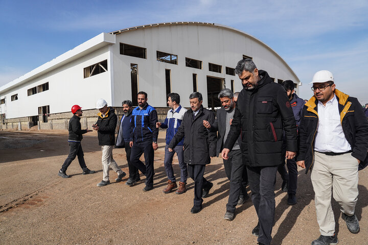 بازدید فتاح از اولین محصول تولیدی کارخانه نساجی چادر مشکی قم