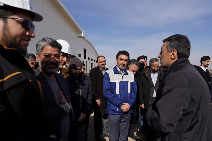 بازدید فتاح از اولین محصول تولیدی کارخانه نساجی چادر مشکی قم