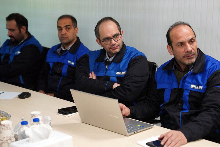 بازدید فتاح از اولین محصول تولیدی کارخانه نساجی چادر مشکی قم