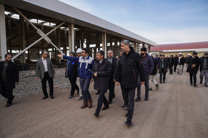 بازدید فتاح از اولین محصول تولیدی کارخانه نساجی چادر مشکی قم