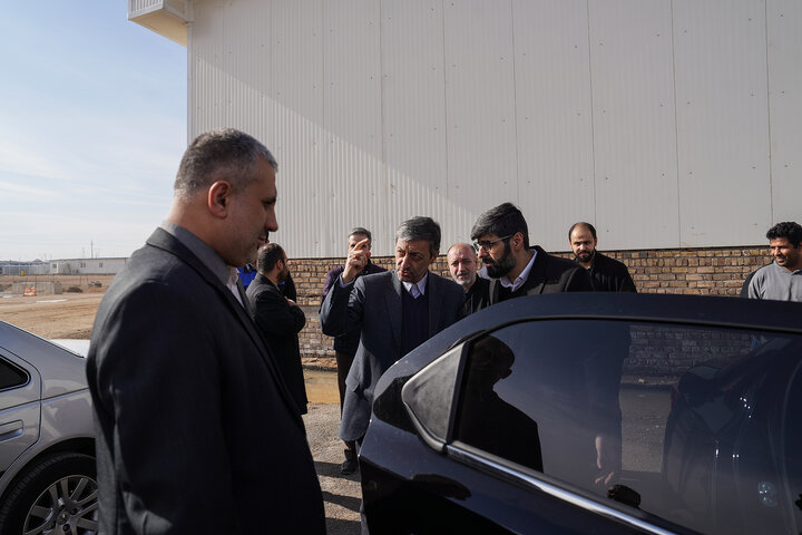 بازدید فتاح از اولین محصول تولیدی کارخانه نساجی چادر مشکی قم