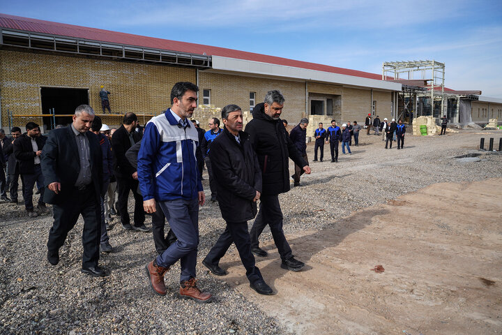 بازدید فتاح از اولین محصول تولیدی کارخانه نساجی چادر مشکی قم