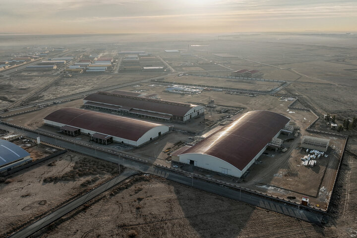 بازدید فتاح از اولین محصول تولیدی کارخانه نساجی چادر مشکی قم