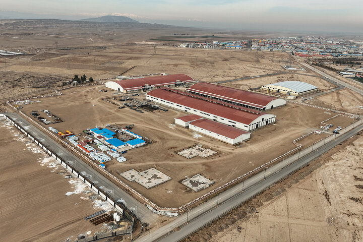 بازدید فتاح از اولین محصول تولیدی کارخانه نساجی چادر مشکی قم