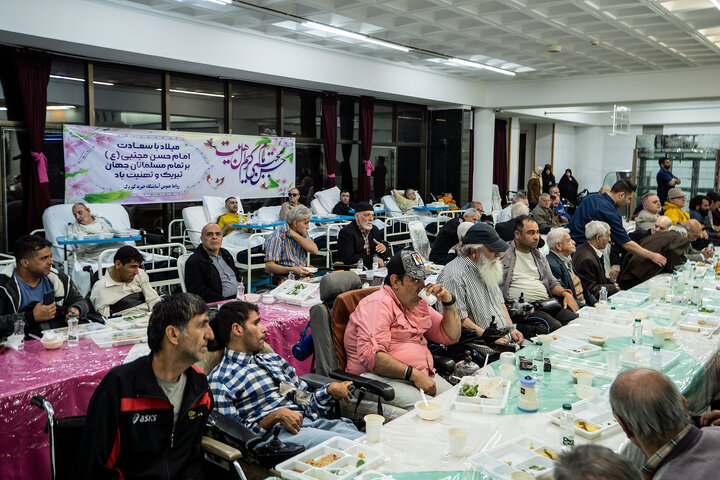 افطاری فتاح در جمع مددجویان آسایشگاه خیریه کهریزک