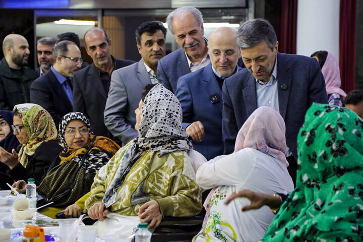 افطاری فتاح در جمع مددجویان آسایشگاه خیریه کهریزک