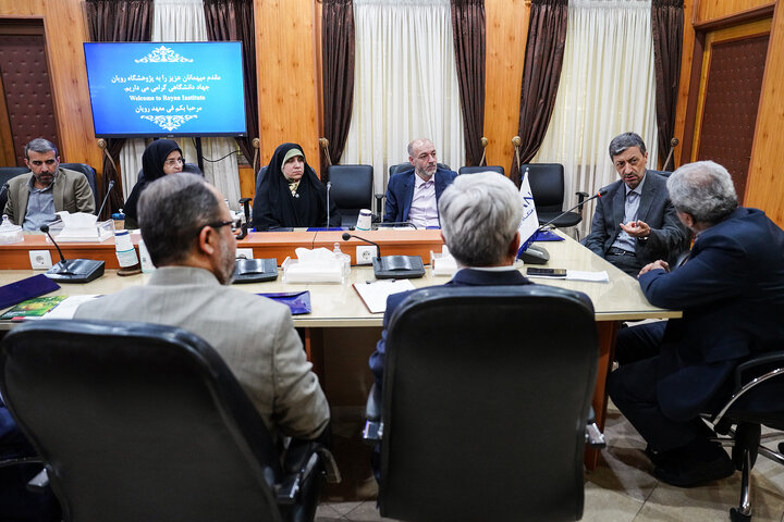 بازدید رئیس ستاد اجرایی فرمان امام از پژوهشگاه رویان