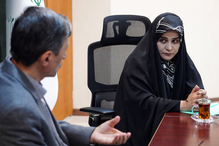 دیدار فاطمه جراره نماینده مردم بندر عباس، قشم و ابوموسی در مجلس شورای اسلامی با رئیس ستاد اجرایی فرمان امام