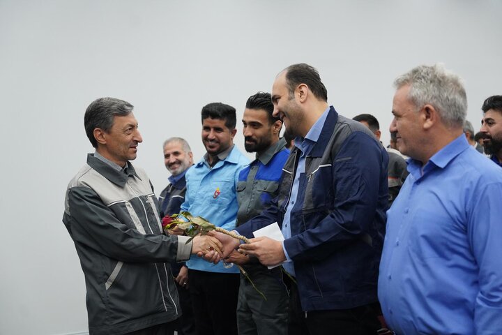 گزارش تصویری /نشست صمیمی سید پرویز فتاح، رئیس ستاد اجرایی فرمان امام با نمایندگان گروه‌های کارگری ستاد اجرایی فرمان امام
