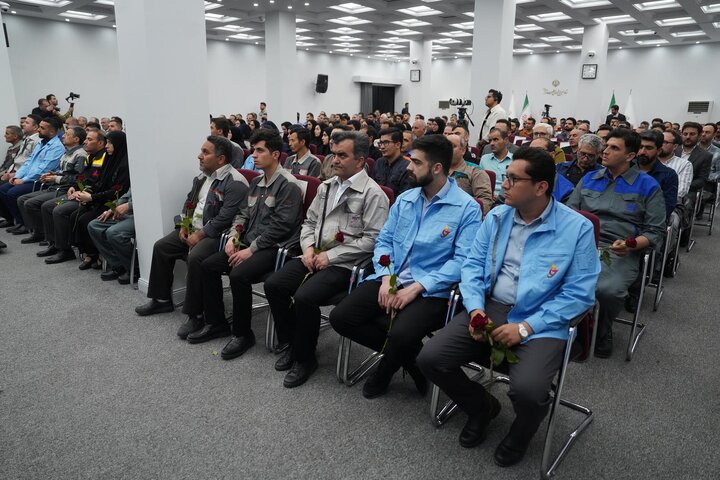گزارش تصویری /نشست صمیمی سید پرویز فتاح، رئیس ستاد اجرایی فرمان امام با نمایندگان گروه‌های کارگری ستاد اجرایی فرمان امام