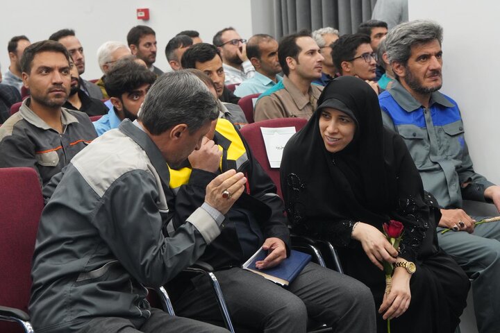 گزارش تصویری /نشست صمیمی سید پرویز فتاح، رئیس ستاد اجرایی فرمان امام با نمایندگان گروه‌های کارگری ستاد اجرایی فرمان امام