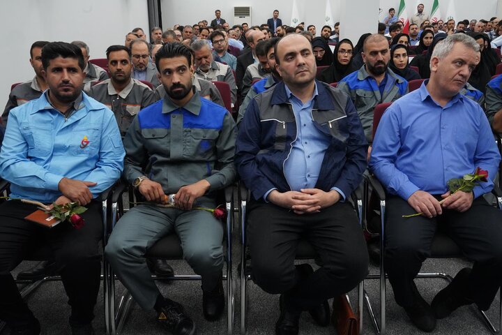 گزارش تصویری /نشست صمیمی سید پرویز فتاح، رئیس ستاد اجرایی فرمان امام با نمایندگان گروه‌های کارگری ستاد اجرایی فرمان امام