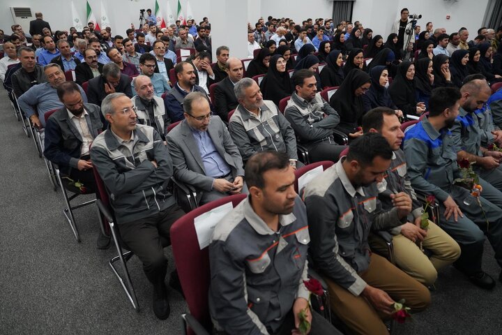 گزارش تصویری /نشست صمیمی سید پرویز فتاح، رئیس ستاد اجرایی فرمان امام با نمایندگان گروه‌های کارگری ستاد اجرایی فرمان امام