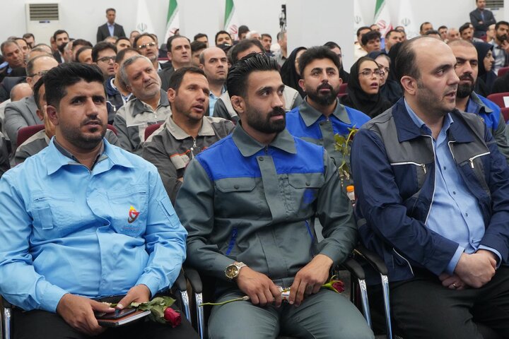 گزارش تصویری /نشست صمیمی سید پرویز فتاح، رئیس ستاد اجرایی فرمان امام با نمایندگان گروه‌های کارگری ستاد اجرایی فرمان امام