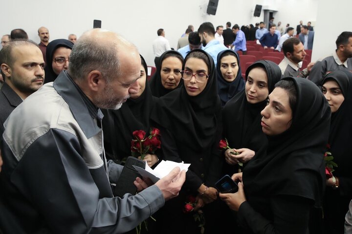 نشست صمیمی با نمایندگان گروه‌های کارگری ستاد اجرایی فرمان امام