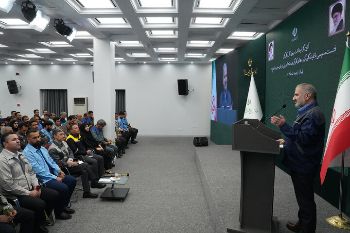 نشست صمیمی سید پرویز فتاح، رئیس ستاد اجرایی فرمان امام با نمایندگان گروه‌های کارگری ستاد اجرایی فرمان امام