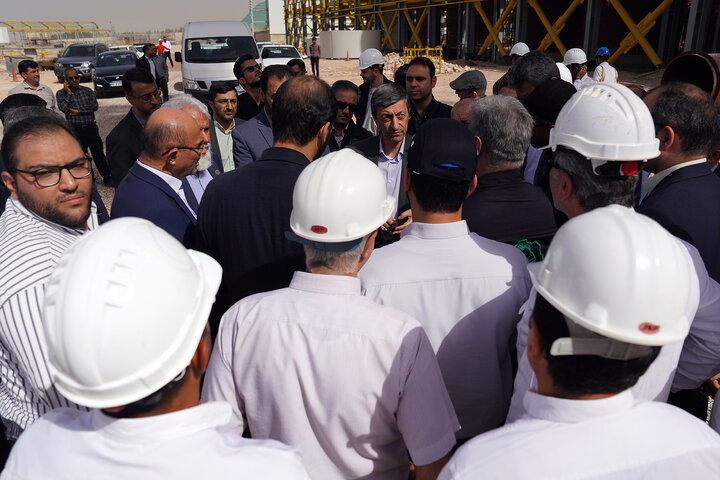 بازدید سید پرویز فتاح رییس ستاد اجرایی فرمان امام از کارخانه در حال ساخت قند شهدای دزفول