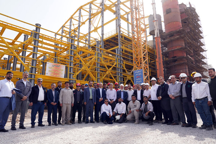 بازدید سید پرویز فتاح رییس ستاد اجرایی فرمان امام از کارخانه در حال ساخت قند شهدای دزفول