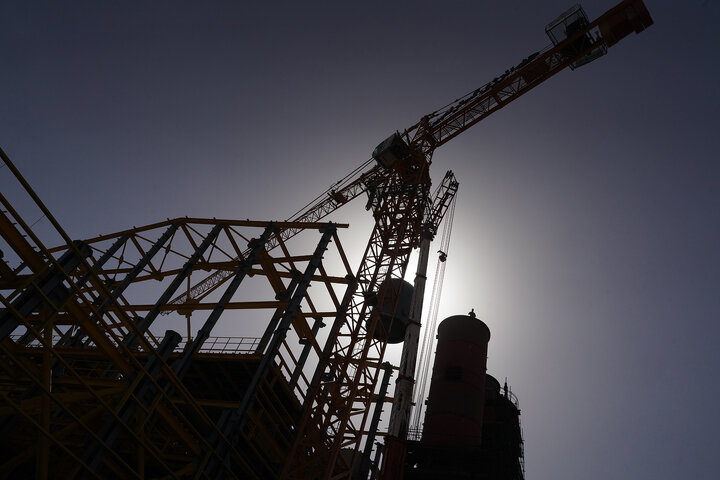 بازدید سید پرویز فتاح رییس ستاد اجرایی فرمان امام از کارخانه در حال ساخت قند شهدای دزفول