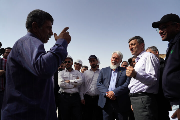 بازدید سید پرویز فتاح رییس ستاد اجرایی فرمان امام از کارخانه در حال ساخت قند شهدای دزفول