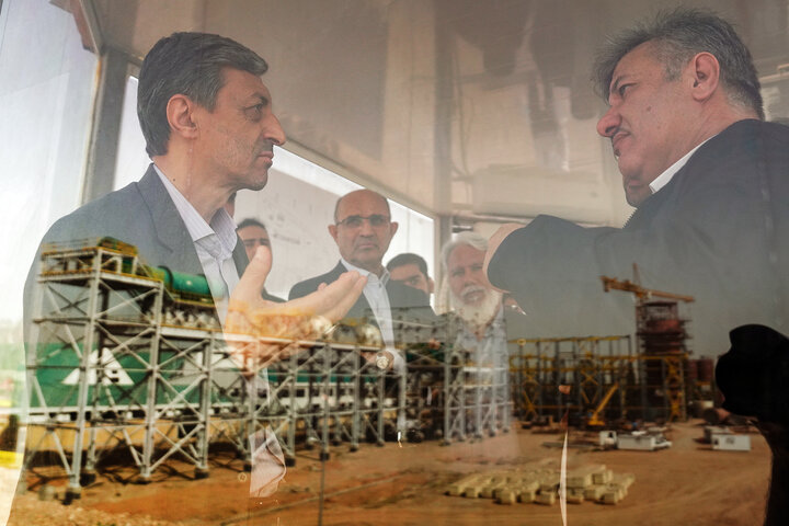 بازدید سید پرویز فتاح رییس ستاد اجرایی فرمان امام از کارخانه در حال ساخت قند شهدای دزفول