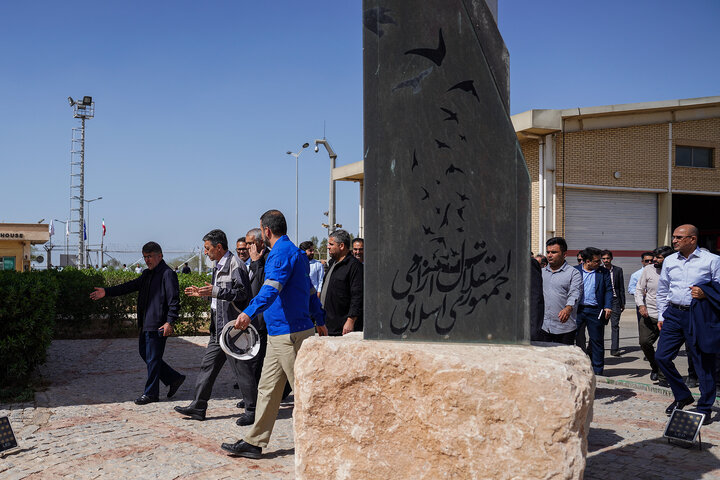 بازدید سید پرویز فتاح رئیس ستاد اجرایی فرمان امام از میدان نفتی مشترک یاران