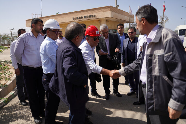 بازدید سید پرویز فتاح رئیس ستاد اجرایی فرمان امام از میدان نفتی مشترک یاران