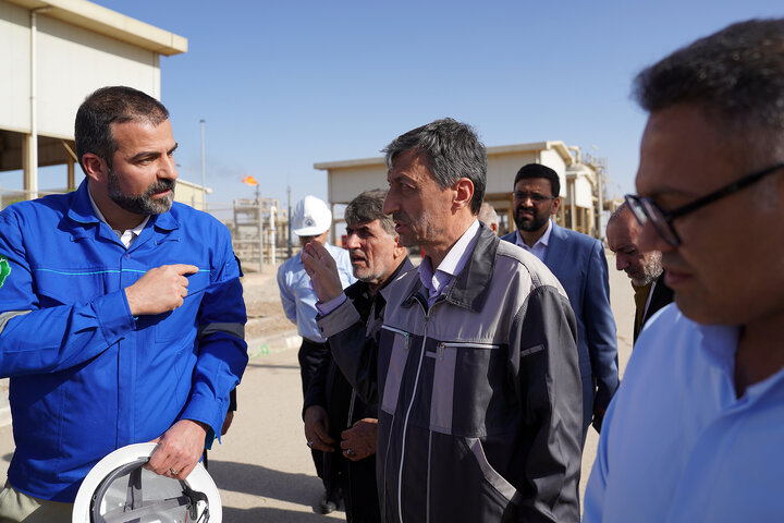 بازدید سید پرویز فتاح رئیس ستاد اجرایی فرمان امام از میدان نفتی مشترک یاران