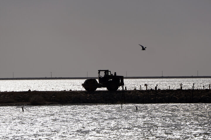 بازدید سید پرویز فتاح رئیس ستاد اجرایی فرمان امام از میدان نفتی مشترک یاران