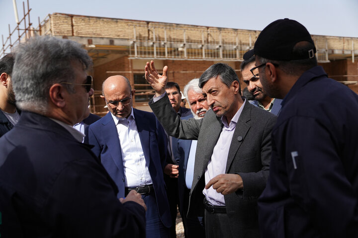 بازدید سید پرویز فتاح رییس ستاد اجرایی فرمان امام از کارخانه در حال ساخت قند شهدای دزفول