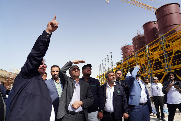 بازدید سید پرویز فتاح رییس ستاد اجرایی فرمان امام از کارخانه در حال ساخت قند شهدای دزفول