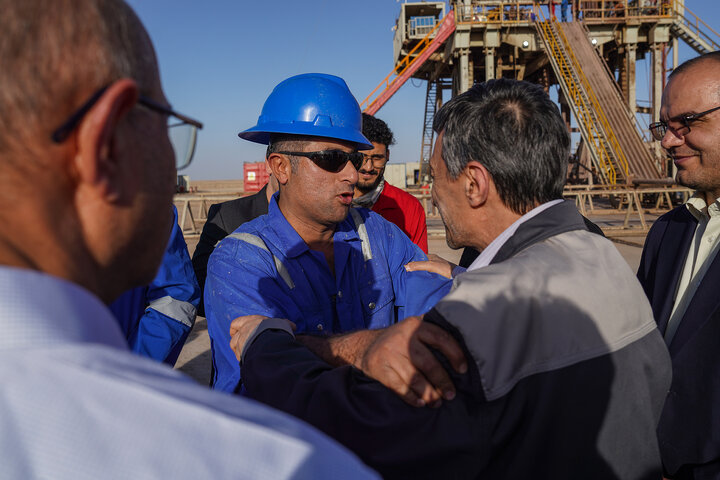 بازدید سید پرویز فتاح رئیس ستاد اجرایی فرمان امام از پروژه شرکت توسعه حفاری تدبیر در میدان نفتی آزادگان