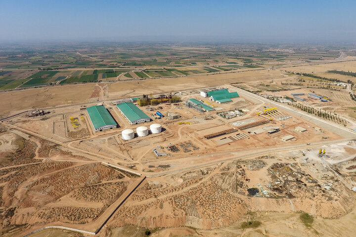 بازدید سید پرویز فتاح رییس ستاد اجرایی فرمان امام از کارخانه در حال ساخت قند شهدای دزفول