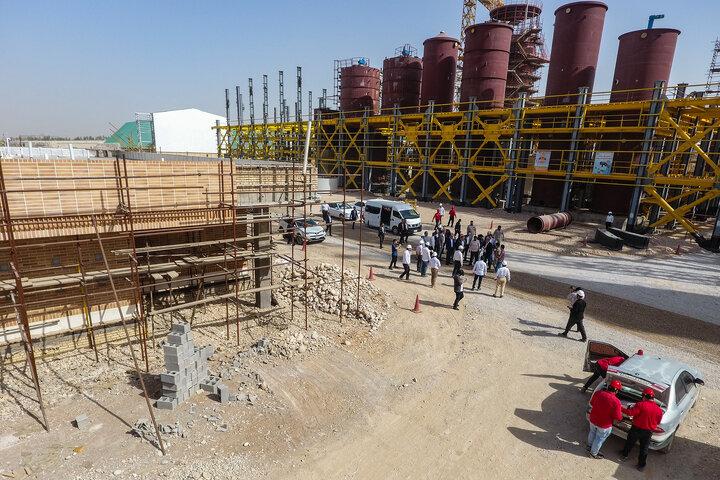 بازدید سید پرویز فتاح رییس ستاد اجرایی فرمان امام از کارخانه در حال ساخت قند شهدای دزفول