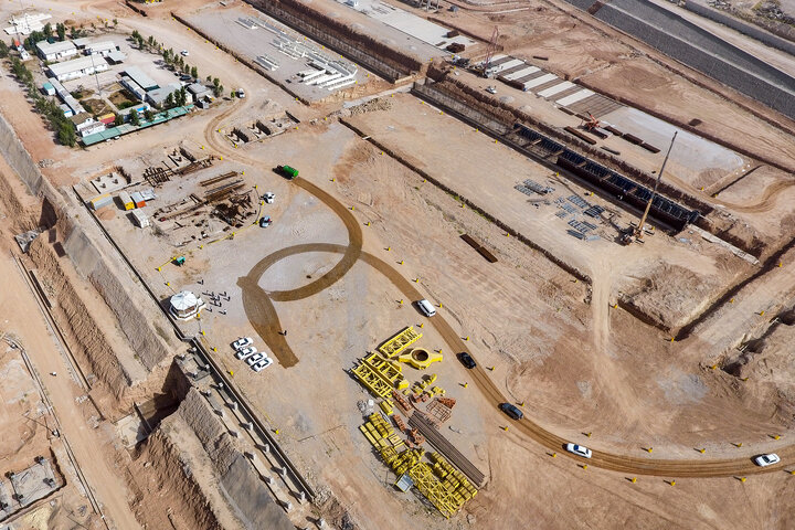 بازدید سید پرویز فتاح رییس ستاد اجرایی فرمان امام از کارخانه در حال ساخت قند شهدای دزفول