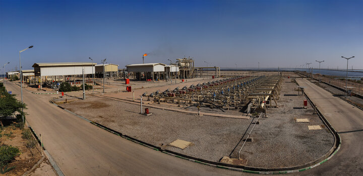 بازدید سید پرویز فتاح رئیس ستاد اجرایی فرمان امام از میدان نفتی مشترک یاران