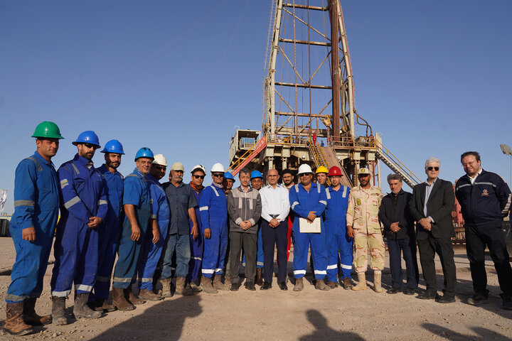 بازدید سید پرویز فتاح رئیس ستاد اجرایی فرمان امام از پروژه شرکت توسعه حفاری تدبیر در میدان نفتی آزادگان